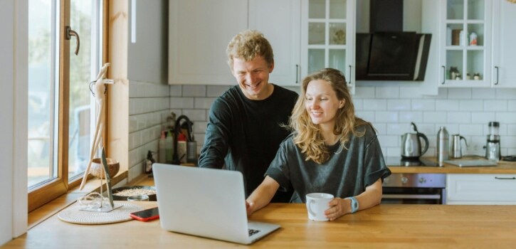 couple-on-laptop-reading-educational-blog-image